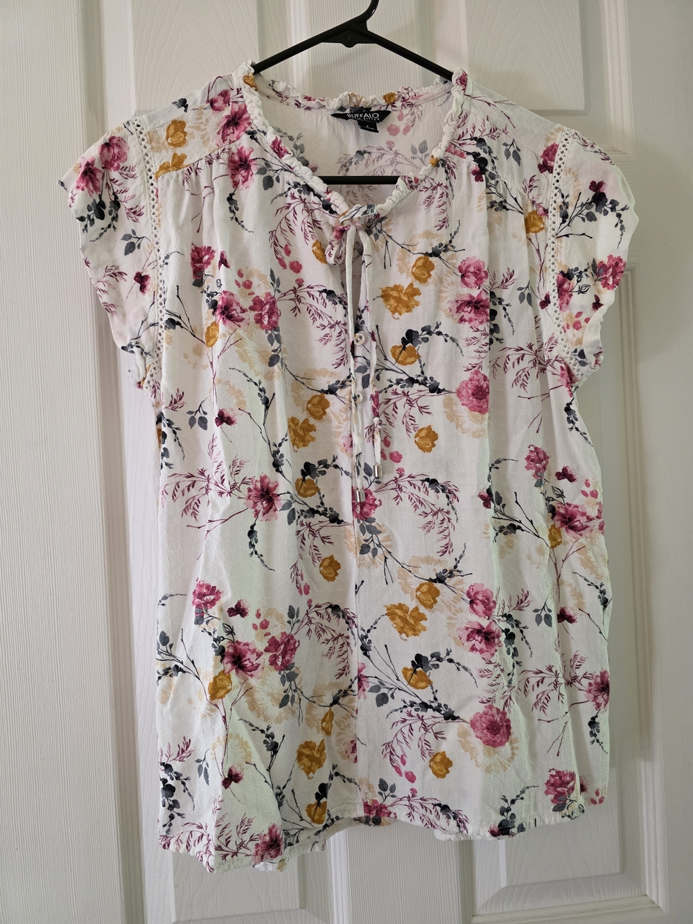 Buffalo David Bitton White Floral Tie-Neck Short Sleeve Blouse